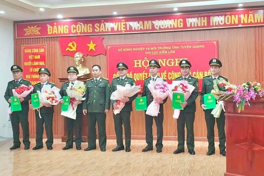 Chi cục Kiểm lâm tỉnh Tuyên Quang công bố các quyết định về công tác cán bộ