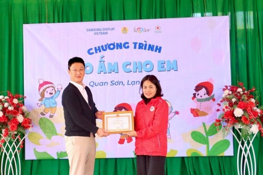 Tiếp sức cho học sinh vùng khó khăn