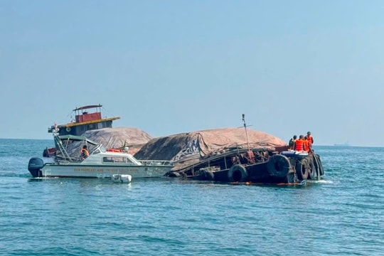 Kịp thời hỗ trợ tàu hàng đâm vào đá ngầm ở vịnh Lan Hạ