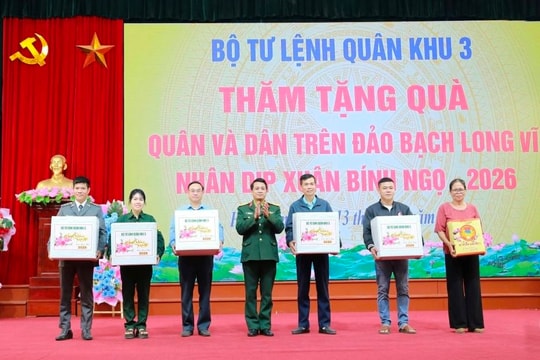 Quân khu 3 kiểm tra, thăm và tặng quà quân, dân trên đảo Bạch Long Vĩ