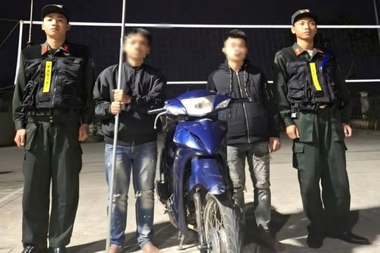 Mang theo hung khí đi tìm đối thủ thì gặp Cảnh sát cơ động