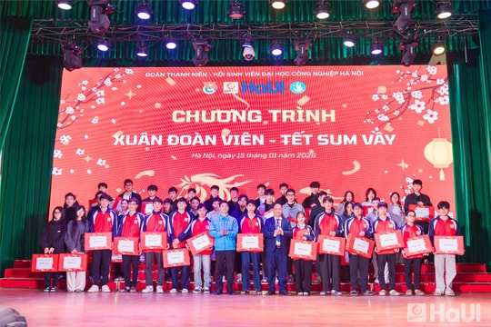 Ấm lòng chương trình 'Xuân đoàn viên - Tết sum vầy' tại HaUI