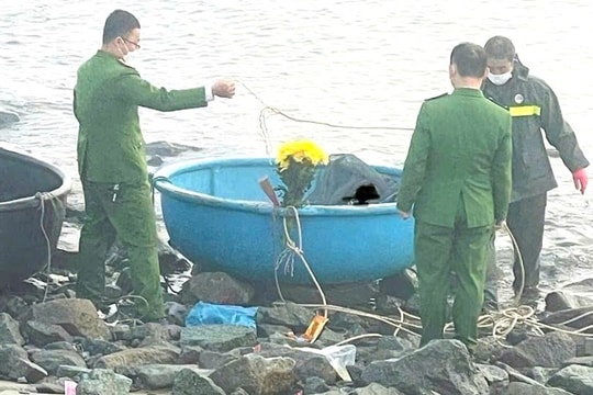 Phát hiện thi thể người đàn ông trôi dạt trên biển