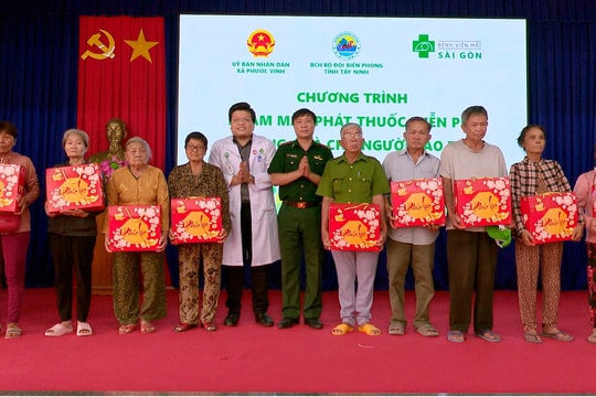 Biên phòng Tây Ninh khám mắt, cấp thuốc miễn phí cho người dân
