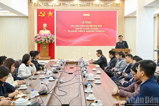 Báo Nhân Dân trao 5.000 số báo Xuân Bính Ngọ tặng cán bộ, chiến sĩ biên giới, hải đảo