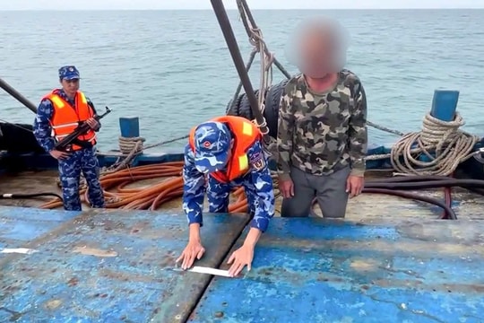Bắt giữ tàu cá vận chuyển trái phép 100.000 lít dầu D.O trên biển