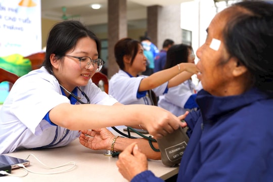 Học viện Y - Dược học cổ truyền Việt Nam khám, cấp phát thuốc miễn phí
