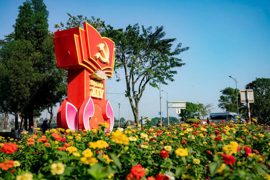 Huế rợp sắc cờ hoa, rộn ràng khí thế chào mừng Đại hội XIV của Đảng