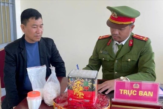 Công an Cát Hải vận động người dân giao nộp 14,5 kg pháo nổ, 2 khẩu súng