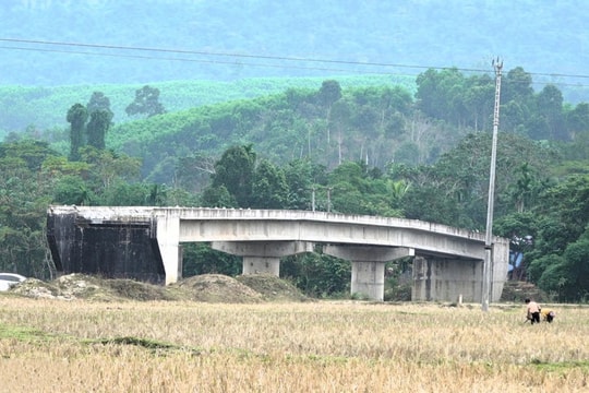 Thiếu đường dẫn, Cầu Na Phày – Đỏn Chám xây xong vẫn “đắp chiếu”