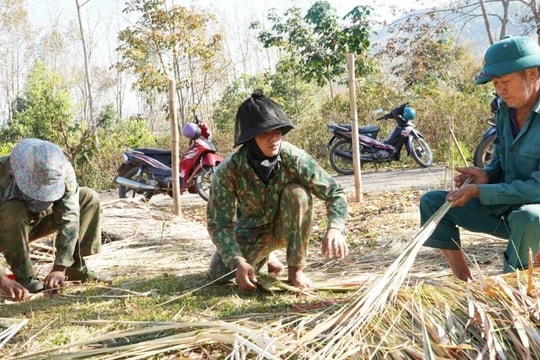 Chung tay sửa nhà rông, chào mừng Đại hội XIV của Đảng