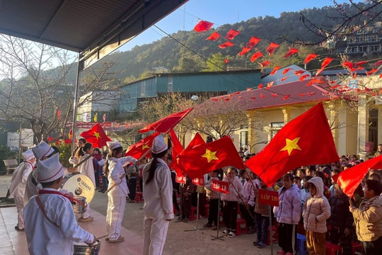 Sơn La - Buổi sinh hoạt dưới cờ chủ đề “Mùa Xuân trên quê hương em” chào mừng Đại hội đại biểu toàn quốc lần thứ XIV của Đảng
