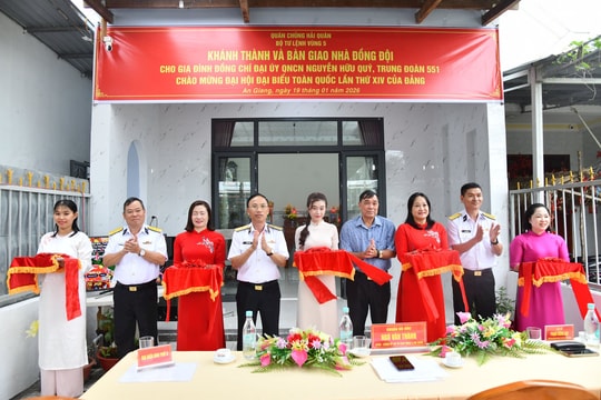 Bộ Tư lệnh Vùng 5 Hải quân bàn giao nhà đồng đội