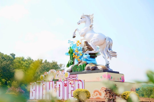 Linh vật Xuân Bính Ngọ 2026 rực sắc trên đồi Chuông Gió ở Huế