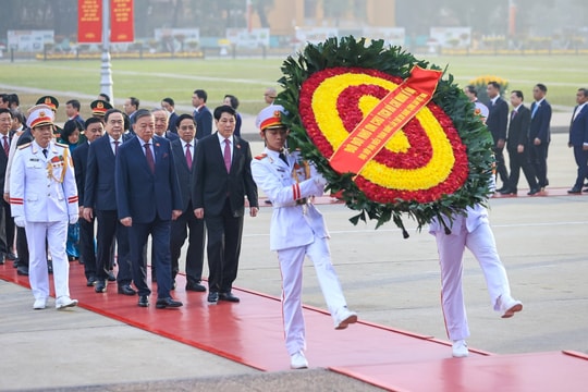 Đại biểu dự Đại hội Đảng toàn quốc vào Lăng viếng Chủ tịch Hồ Chí Minh