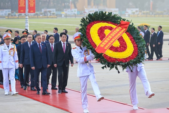 Đại biểu dự Đại hội Đảng lần thứ XIV vào Lăng viếng Chủ tịch Hồ Chí Minh