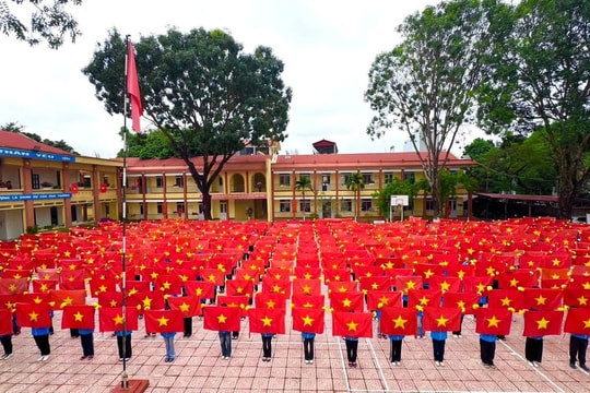 Tuổi trẻ Điện Biên chào cờ hướng về Đại hội XIV của Đảng
