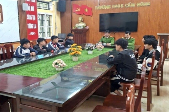 Công an xã Mao Điền tuyên truyền, phổ biến pháp luật cho học sinh