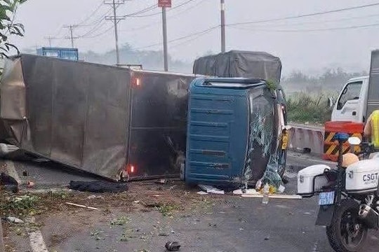 Xe tải lật ngang giữa đường