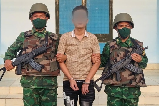 Bắt đối tượng  truy nã khi làm thủ tục nhập cảnh