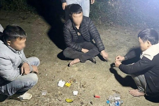 Bắt 3 đối tượng sử dụng ma túy tại nghĩa trang