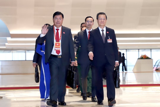 Các đại biểu đến dự lễ khai mạc Đại hội XIV của Đảng tại Trung tâm Hội nghị Quốc gia