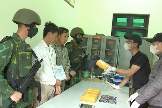 Bắt giữ 2 đối tượng vận chuyển 30.000 viên ma túy