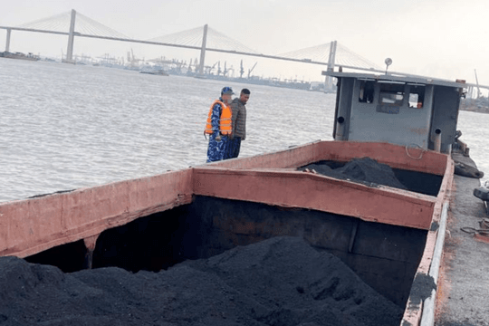 Tạm giữ tàu chở 150 tấn than không rõ nguồn gốc