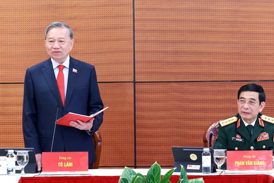 Các đại biểu thảo luận tại Đoàn về các văn kiện Đại hội XIV của Đảng