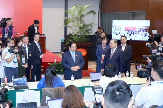 Thủ tướng Phạm Minh Chính động viên báo chí tác nghiệp tại Đại hội XIV