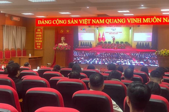 Người dân Tuyên Quang háo hức theo dõi khai mạc Đại hội Đảng qua truyền hình trực tiếp