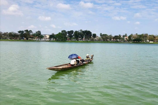 Đã tìm được 2 cây vàng bị rớt dưới sông Hương