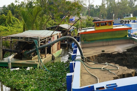 Tạm giữ hơn 2.000m³ cát san lấp không rõ nguồn gốc