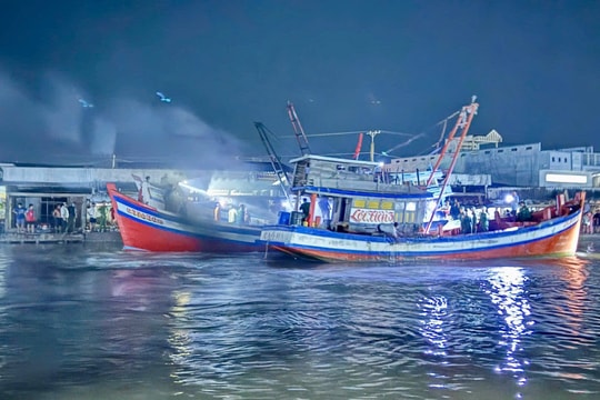 Cháy tàu cá đang neo đậu tại khu vực sông Cái Đôi Vàm