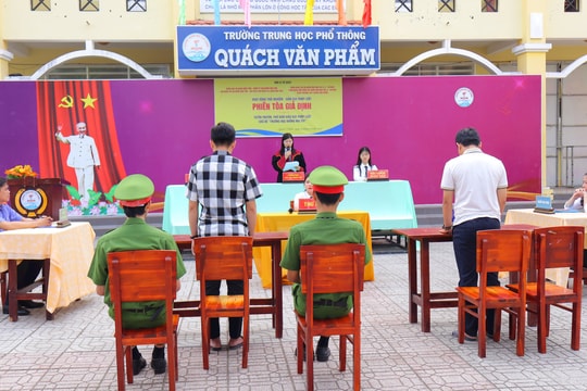 Tuyên truyền phòng chống ma túy cho hơn 700 học sinh thông qua phiên tòa giả định