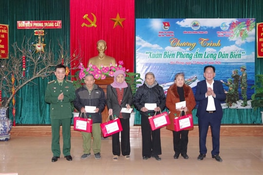 Bộ đội Biên phòng Hải Phòng gói bánh, trao quà Tết tặng nhân dân vùng biển