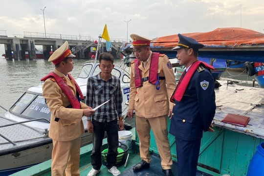18 phương tiện bám, buộc vào tàu du lịch trên Vịnh Hạ Long bị xử lý