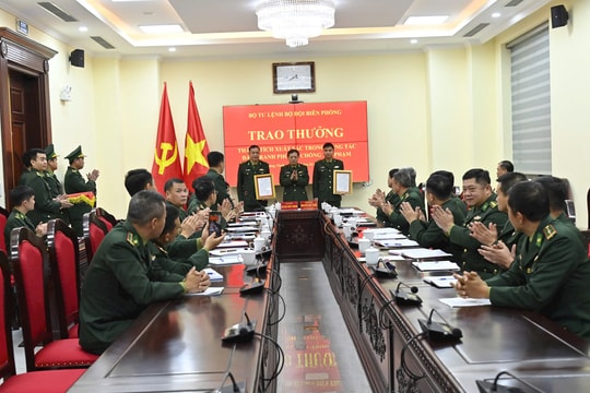 Triệt phá vụ vận chuyển hơn 1.300 bình khí cười trên biển