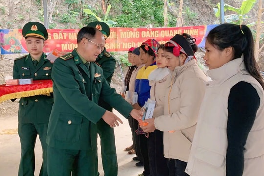 Chương trình "Xuân Biên phòng ấm lòng dân bản" trao các phần quà cho đồng bào vùng biên