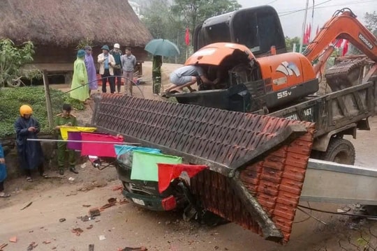Xe tải chở xe múc va cổng chào, khiến hai người tử vong