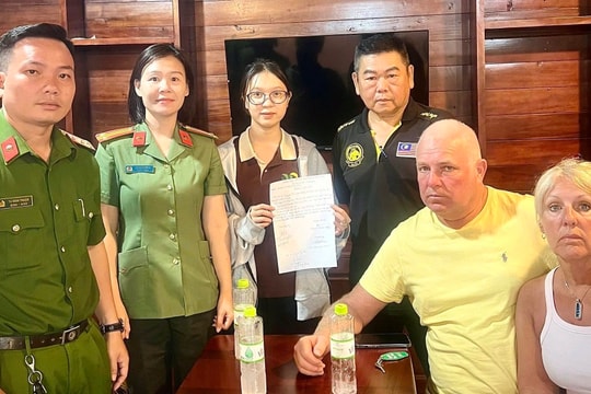 Hỗ trợ 2 du khách người Anh nhận lại gần 300 triệu đồng