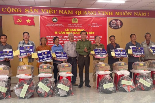 Công an tỉnh An Giang bàn giao 15 căn nhà đại đoàn kết cho người dân