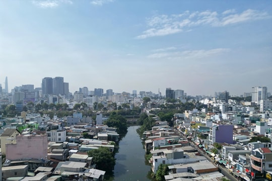Khung cảnh bên dòng kênh ô nhiễm bậc nhất TP.HCM ngày cận Tết