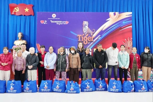 300 phần quà Tết đến với người khó khăn ở Chân Mây – Lăng Cô