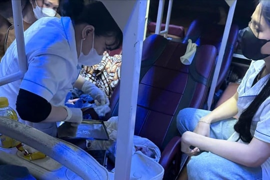 Đỡ đẻ cho sản phụ sinh đôi ngay trên xe khách giường nằm ở Huế