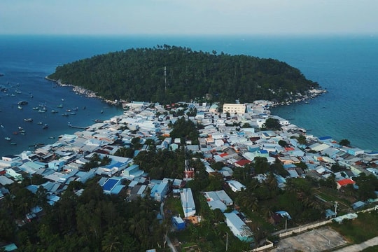 Lực lượng Công an và người dân đảo xa với niềm tin vào kết quả Đại hội Đảng lần thứ XIV