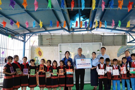 Mang Tết yêu thương đến trẻ em vùng núi Đà Nẵng