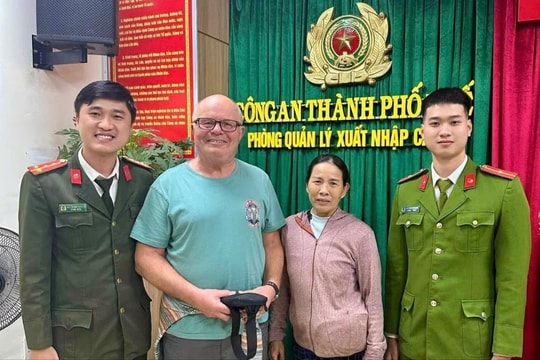 Trao trả tài sản bị đánh rơi cho du khách nước ngoài