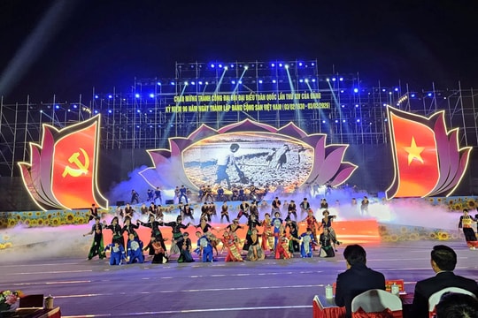 Mãn nhãn chương trình nghệ thuật “Tự hào tiến bước dưới cờ Đảng quang vinh”