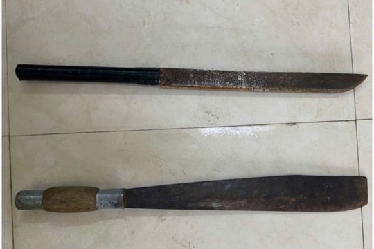 Nhóm thanh niên vác dao và vỏ bia đuổi đánh người đi đường